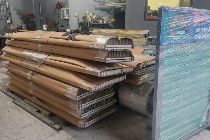 Cửa kéo sắt cũ thanh lý giá rẻ, bao đẹp