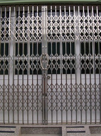 Chi tiết trụ giữa có tay nắm và khóa của cửa kéo Hải Phòng bằng inox