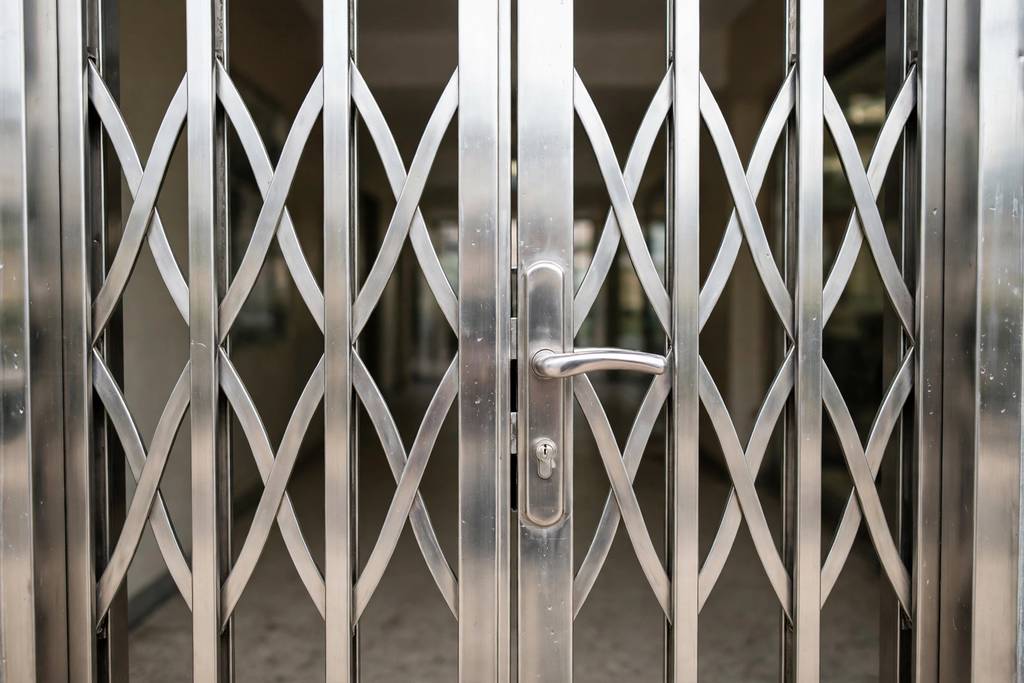 Cận cảnh thanh chéo và khóa cửa kéo Khánh Hòa bằng inox